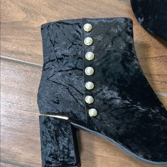 Elegant Black Velvet Ankle Boots with Pearl Detailing Isaac Mizrahi brand. 8.5 - Picture 8 of 10